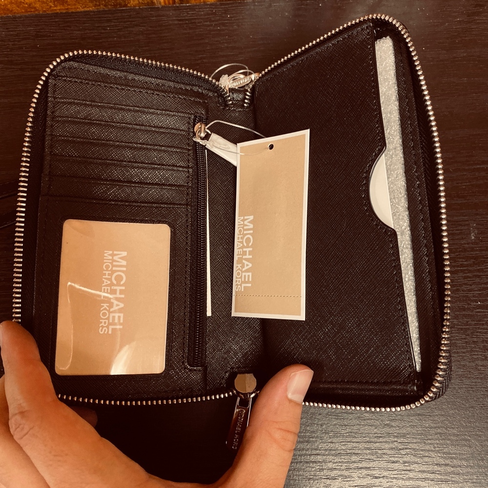 Michael Kors Multi-Function Perf Wristlet/Wallet - Picture 6 of 6